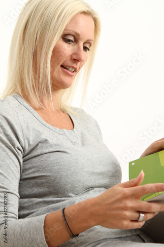 Photo: Frau im Wohnzimmer Frau im Wohnzimmer