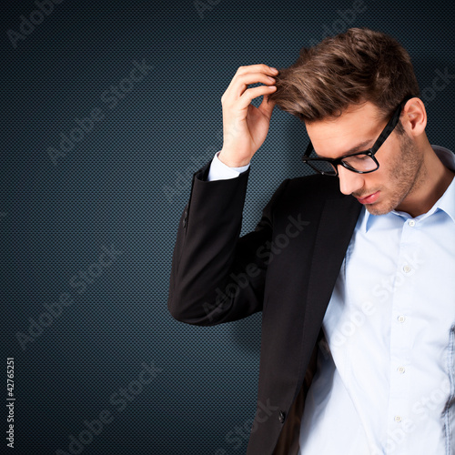 Photo: junger Mann mit Nerdbrille junger Mann mit Nerdbrille