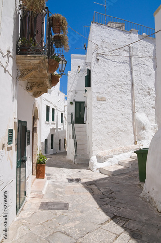 Foto: Alleyway. Ostuni. Puglia. Italy. Alleyway. Ostuni. Puglia. Italy.