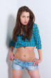 junge frau mit knappen hotpants