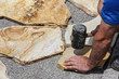 Natursteinplatten verlegen
