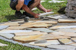 Natursteinplatten im Garten verlegen