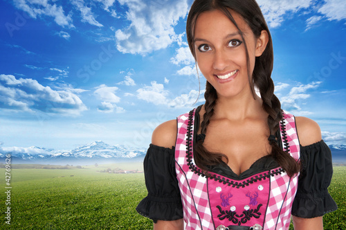 Foto: Wunderhübsche Frau im Dirndl / Bayerische Trachten Wunderhübsche Frau im Dirndl / Bayerische Trachten