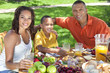 Foto: African American Family Eating Healthy Food Outside African American Family Eating Healthy Food Outside