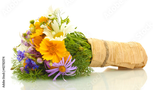 Foto: beautiful bouquet of bright wildflowers, isolated on white beautiful bouquet of bright wildflowers, isolated on white
