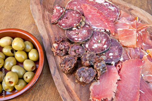 Photo: Apéro : Assortiment de charcuterie et olives Apéro : Assortiment de charcuterie et olives