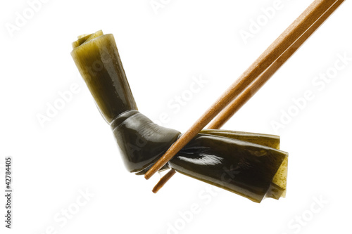 Photo: 箸で掴んだおでんの昆布 箸で掴んだおでんの昆布