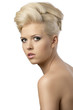 Foto: beautiful blonde woman with hair style with serious expression beautiful blonde woman with hair style with serious expression