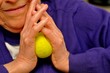Hockergymnastik für Senioren mit den Händen