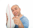 Foto: mann mit kissen mann mit kissen