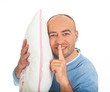 Foto: mann mit kissen mann mit kissen