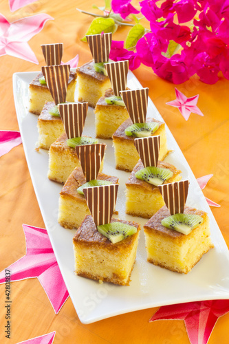 Foto: Square mini sponge cakes . Square mini sponge cakes .