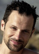 ritratto modello sorridente con capelli e viso bagnati