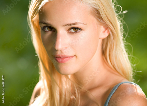 Foto: Young beautiful woman, outdoors Young beautiful woman, outdoors