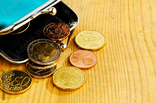 Photo: Geldbörse mit Münzen. Schulden und Armut Geldbörse mit Münzen. Schulden und Armut