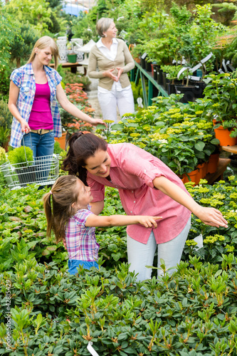 Foto: Mother daughter choosing flowers in garden center Mother daughter choosing flowers in garden center