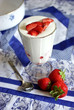 Hausgemachter Quark mit  frischen Erdbeeren