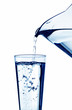 Wasser wird in ein Wasserglas eingefüllt