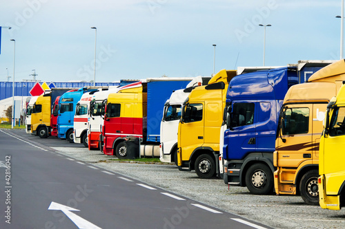 Foto: LKWs auf Parkplatz LKWs auf Parkplatz