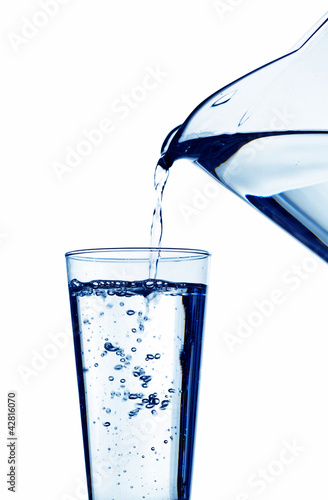 Foto: Wasser wird in ein Wasserglas eingefüllt Wasser wird in ein Wasserglas eingefüllt