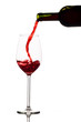 Rotwein wird in ein Weinglas eingegossen
