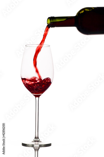 Foto: Rotwein wird in ein Weinglas eingegossen Rotwein wird in ein Weinglas eingegossen