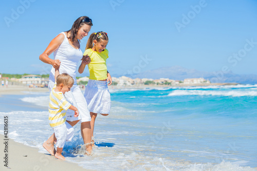 Foto: Happy family on tropical beach Happy family on tropical beach