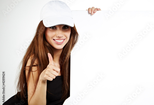 Foto: beautiful smiling girl holding a blank billboard. beautiful smiling girl holding a blank billboard.