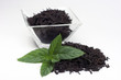 Cuenco de té con hojas de menta