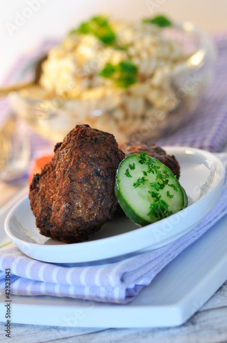 Foto: Frikadellen mit Nudelsalat Frikadellen mit Nudelsalat