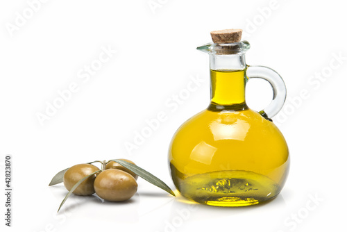 Foto: Aceite de oliva virgen en una aceitera clásica. Aceite de oliva virgen en una aceitera clásica.