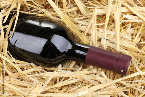 Foto: Bottle of great wine on hay Bottle of great wine on hay