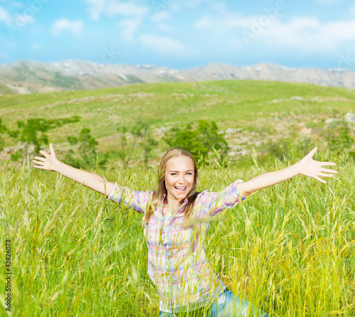 Foto: Happy cute girl on wheat field Happy cute girl on wheat field