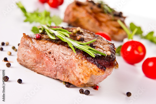 Foto: Beef steak medium grilled, isolated on white background Beef steak medium grilled, isolated on white background