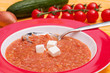 Gazpacho im Teller mit Löffel