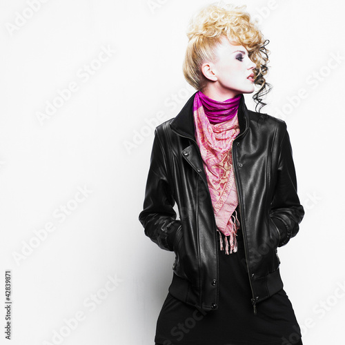 Foto: Beautiful woman with art hairstyle. Fashion photo Beautiful woman with art hairstyle. Fashion photo