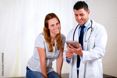 Foto: Professional medical doctor with a patient Professional medical doctor with a patient