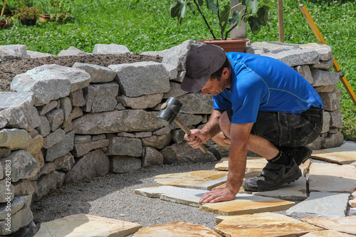 Photo: Verlegen von Natursteinplatten, Hochbeet Verlegen von Natursteinplatten, Hochbeet
