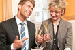 Teamplayer stoßen mit Champagner an, Geschäftserfolg, Rendezvous