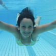 Tauchende junge Frau im Schwimmbecken