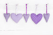 Fünf violette Herzen
