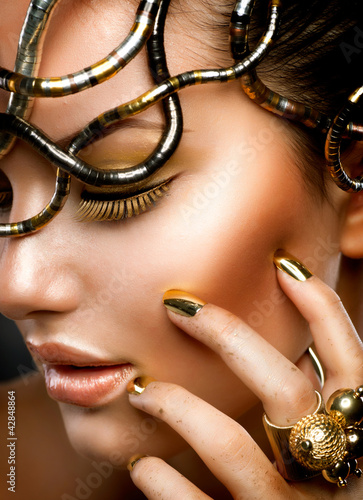 Foto: Fashion Girl Portrait. Gold Makeup Fashion Girl Portrait. Gold Makeup
