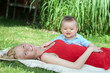 Photo: Mutter und baby im garten Mutter und baby im garten