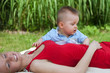 Photo: Mutter und baby im garten Mutter und baby im garten