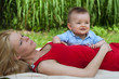 Photo: Mutter und baby im garten Mutter und baby im garten