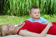 Photo: Mutter und baby im garten Mutter und baby im garten