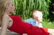 Photo: Mutter und baby im garten Mutter und baby im garten