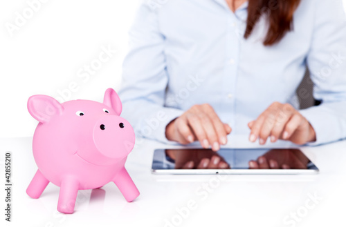 Foto: sparschwein mit tablet sparschwein mit tablet