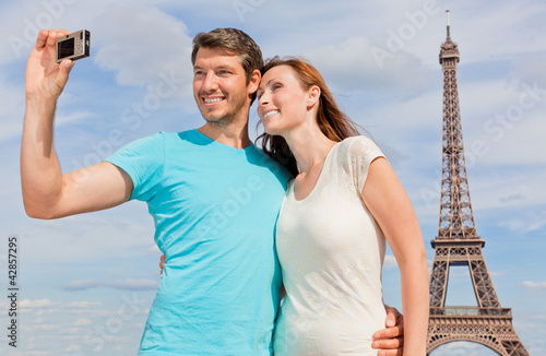Foto: paar mit camer in paris paar mit camer in paris