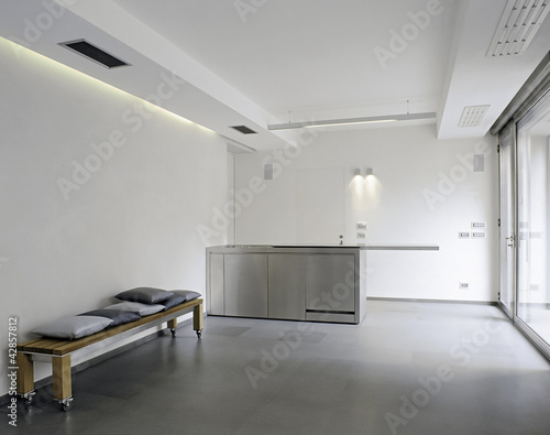Photo: penisola di acciaio della cucina nel seminterrato penisola di acciaio della cucina nel seminterrato